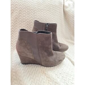 Clarks Womens 7.5 M Rosepoint Bell Side Zip Wedge Ankle Bootie BrownGrey Suede